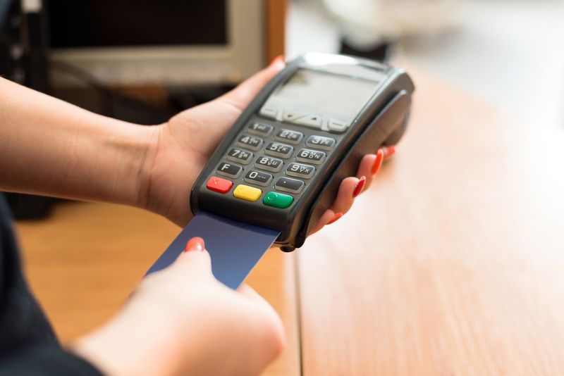 Händler bemühen sich zwar, mehr Chip-und-Pin-Karten und Kartenleser einzusetzen. Dennoch ist 2015 schon aufgrund der großen Zahl von POS-Geräten, die aufgerüstet werden müssen, eine weitere Zunahme von POS-Systemverletzungen zu erwarten. Digitale NFC-Payment-Technologien (Near Field Communication) bieten zudem eine neue Angriffsfläche – es sei denn, Anwender kontrollieren sorgfältig die NFC-Funktionen auf ihren mobilen Geräten und schränken sie gegebenenfalls ein. (© Rostislav Sedlacek - Fotolia.com)