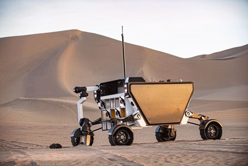 Der FLEx-Rover mit ausgefahrenem Roboterarm. (Bild: Astrolab)