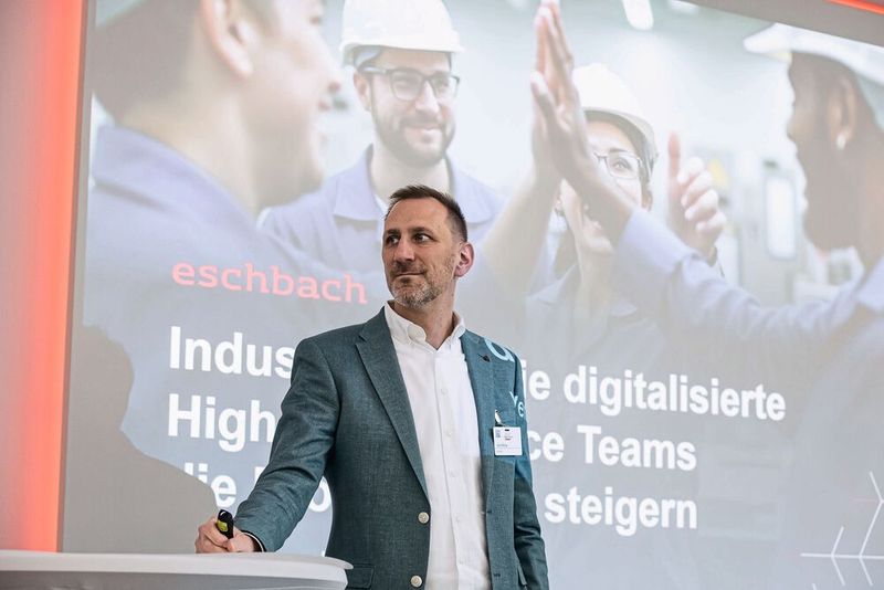 Industrie 4... nein 5.0! Eschbach-COO Veit Hora startet den zweiten Deep-Dive-Strang mit der Frage, wie digitalisierte High Performance Teams die Produktivität steigern. (Bild: Stefan Bausewein)