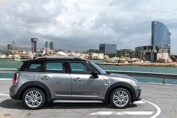 In einer Vielzahl von Situationen des Alltagsverkehr kann der MINI Cooper S E Countryman ALL4 allein mit der Kraft des Elektromotors lokal emissionsfrei und dennoch mit markentypischem Temperament für Fahrspaß sorgen.  (Mini)