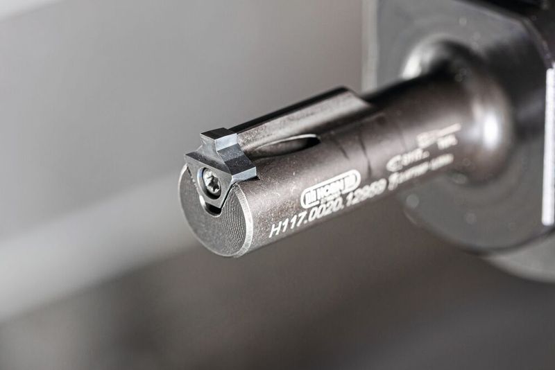 Für den Feldversuch lieferte Horn die neue Schneidplatte als Sonderwerkzeug. Das bedeutet: Stoßen der Nut und Anfasen der Kanten mit einer Schneidplatte im selben Stoßprozess. (Bild: Horn/Sauermann)