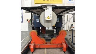 Damit tatsächlich alle Durchmesser auf der Maschine geschweißt werden können, sorgt eine motorische Höhenverstellung dafür, dass die Holmhöhe zwischen 1100 mm und 4100 mm variierbar ist. (Schnelldorfer)