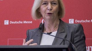 Johanna Wanka hat auf der Cebit die neue Plattform Industrie 4.0 vorgestellt: Deutschland soll durch die Zusammenarbeit einzelner Verbände Vorreiter bei der Digitalisierung der Arbeitswelt werden. (Bild: BMBF/Rickel)