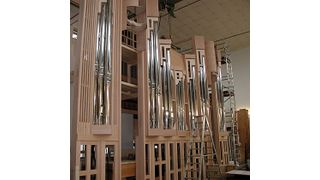 Bild 1: Im Stil einer klassischen Manufaktur wird eine Orgel aus vielen tausend Einzelteilen zusammengebaut, von denen 90% in Handarbeit gefertigt werden. (Archiv: Vogel Business Media)