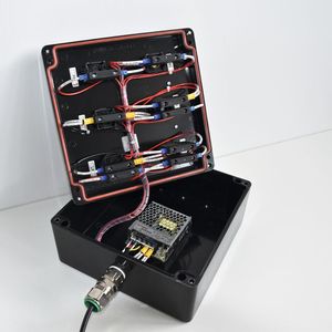 Das Innenleben einer Ex-Control Station: Rose bestückt die Gehäuse nach Kundenvorgabe z.B. mit Schaltern, Tastern und Leuchtmeldern. (Bild: Rose Systemtechnik GmbH)