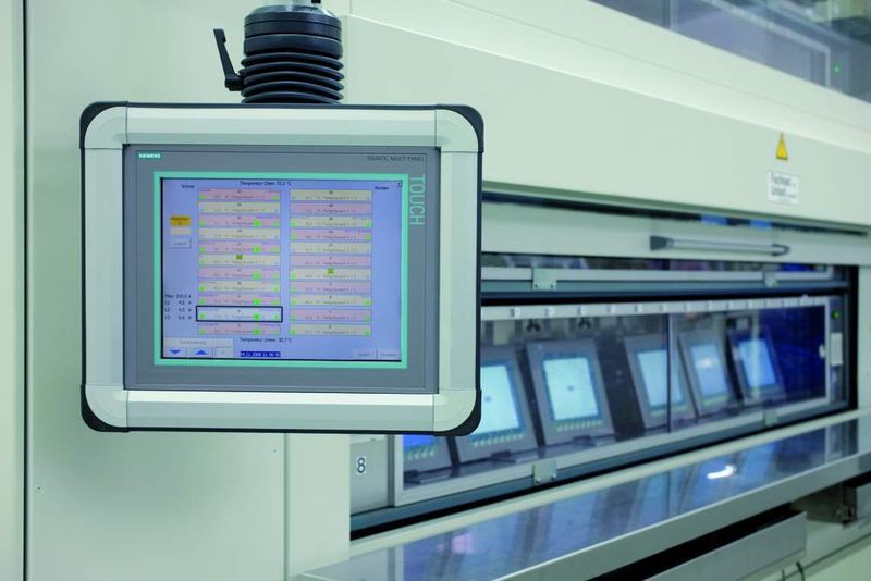 Bild 3: Der Paternoster wird mit einem Multi Panel MP377 Touch bedient, das relevante Status-informationen visualisiert und die Prüfergebnisse zur Weitergabe an einen übergelagerten Server zwischenspeichert. Bilder: Siemens (Archiv: Vogel Business Media)