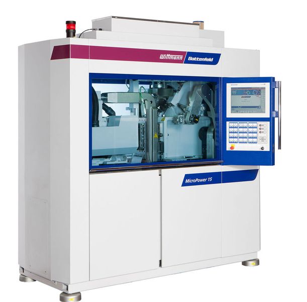 In Düsseldorf werden die Mikrokatheter auf einer Micro-Power 15/10 in Medizintechnik-Ausführung mit einem 1-fach-Werkzeug der Firma Ernst Wittner hergestellt. (Bild: Wittmann Battenfeld)