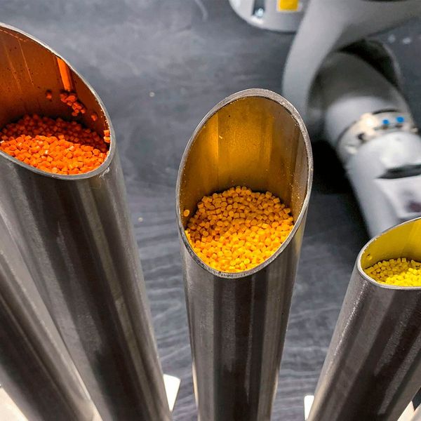 In der „Farborgel“ – eine Anordnung von stehenden Rohren – befindet sich das Basismaterial und verschiedene Farbpigmente. (Bild: FIT Additive Manufacturing Group)