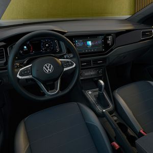 Das Cockpit besteht aus einem zehn Zoll großen Touchscreen sowie einer ebenfalls zehn Zoll großen Instrumententafel, die aus dem VW Golf bekannt ist.(Bild:  VW)