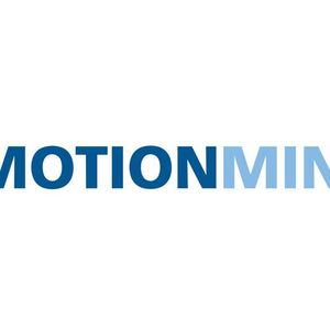 Wann immer Arbeiter in Industrie und Logistik manuelle Arbeitsschritte ausführen, bleiben Ergonomie- und Effizienzpotenziale ungenutzt. Die MotionMiners GmbH (www.motionminers.com/), ein Spin-off des Fraunhofer-IML in Dortmund, bietet Unternehmen eine Lösung zur automatischen Erfassung und Analyse der Arbeitsschritte. Dabei werden die Bewegungen der Mitarbeiter über mobile Sensoren und Kleinstfunksender (Beacons) aufgenommen. Aus diesen Daten erfolgt über KI-Verfahren ein Rekonstruktion der einzelnen Arbeitsschritte und die Bereitstellung für Analysen – sei es zur Bewertung der Effizienz eines Arbeitsablaufs oder dessen Ergonomie. Um die Rechte der Arbeitnehmer zu wahren, werden die Daten unmittelbar nach der Erhebung aggregiert und anonymisiert. Somit revolutioniert die MotionMiners GmbH die Prozessanalyse von manuellen Arbeitsplätzen. (Bild:  MotionMiners)