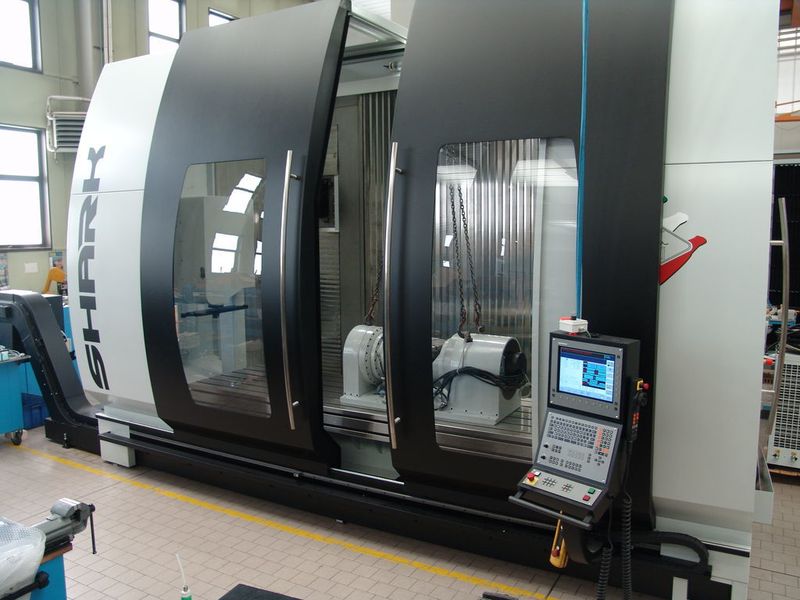 Centre de fraisage Shark à banc fixe et montant mobile, doté d’une avance rapide atteignant 40 m/min pour la mécanique générale. (Image: Alain Moquard) (Archiv: Vogel Business Media)