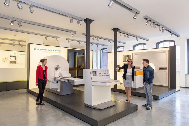 Ein Blick in die Ausstellung und den Bereich der 