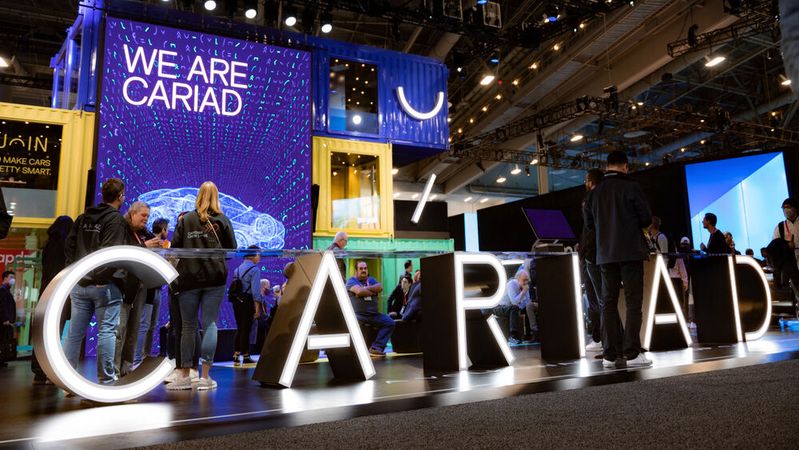 „We are Cariad“ drückte im Januar 2023 der Messespruch noch Selbstbewusstsein aus. Mittlerweile ist klar, die VW-Tochter wird keine E/E-Architekturen mehr verantworten. Stattdessen soll sie Softwarebausteine entwickeln und die Pflege bestehender Architekturen unterstützen.(Bild:  Cariad)