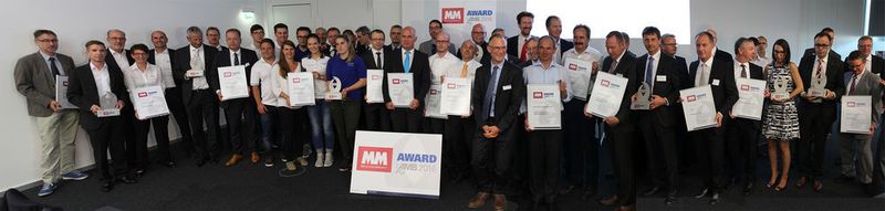 Die große Runde der Sieger: Sowohl die Nominierten als auch die Gewinner des MM-Award zur AMB feierten am ersten Messeabend. (MM Maschinenmarkt)