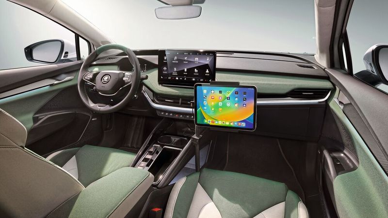 Und das Cockpit ist ebenfalls auf dem neuesten Stand der Infotainment-Technik. (Bild: Skoda)