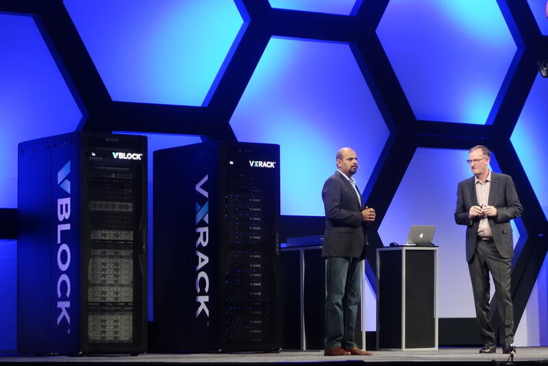 Abbildung 2: Praveen Akkiraju, CEO VCE und Jeremy Burton, Präsident Produkte und marketing bei EMC, präsentieren gemeinsam VxRack System 1000. (Foto: Ariane Rüdiger)