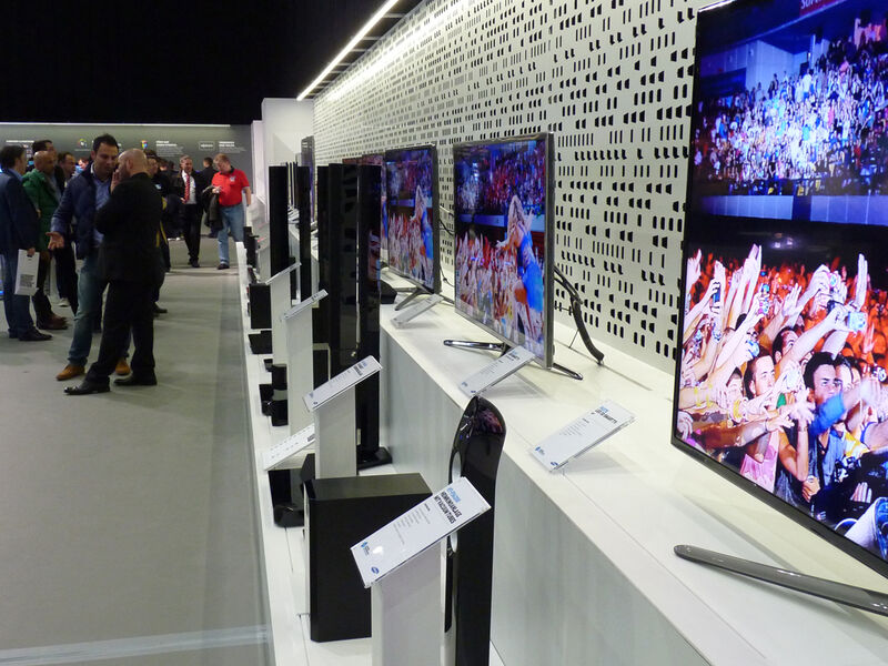 Samsung, die Nummer eins im TV-Segment, präsentierte das gesamte Produktportfolio inklusive Audio-Zubehör für den optimalen Fernsehgenuss. (Bild: IT-BUSINESS)