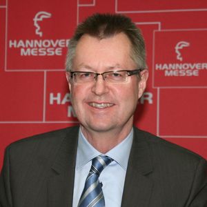 „Gerade die deutschen Anbieter können den Dreiklang Energieeffizienz, niedrige Total Cost of Ownership und Life Cycle Management zur Harmonie bringen“, so Robert Schullan, Vorsitzender der Geschäftsleitung der Schaeffler Gruppe Industrie und Vorsitzender des Fachverbands Antriebstechnik im VDMA. 