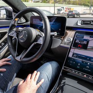 Mercedes bietet als erster Autobauer das hochautomatisierte Fahren nach SAE-Level 3 an.(Bild:  Mercedes-Benz)