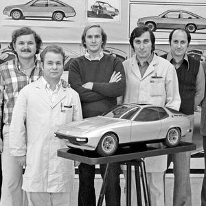Projekt EA 425: Designer Harm Lagaaij (Mitte, mit dunklem Pullover) und sein Team mit einem frühen Tonmodell des späteren 924. Er sei „italienisch beeinflusst“ gewesen, sagt Lagaaij heute.(Bild:  Porsche AG)