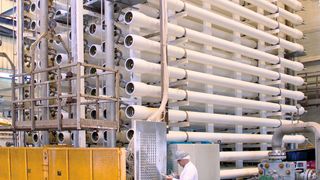 Vergleicht man die Kosten für das automatisierte System zur Probenentnahme und Leitfähigkeitsmessung mit den Kosten der manuellen Probenentnahme, rechnet sich die Investition am Beispiel eines Gestells mit 144 Druckrohren mit Membranen bereits nach etwa drei Jahren. (Bild: Bürkert)