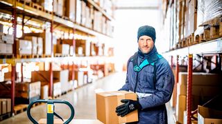 Er lächelt, obwohl er als Kommissionierer im Tiefkühlbereich arbeitet. Möglich macht das das passende Pick-by-Voice-System. Warum man sich diese Technik näher anschauen sollte und was man beim Kauf derselben beachten sollte, erklärt hier EPG. (Bild: EPG)