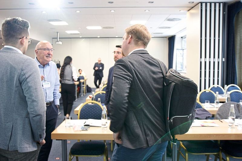 Prof. Welsch diskutierte auch nach seiner Keynote mit Praxistag-Teilnehmern. (Bild: LABORPRAXIS/Dietz)