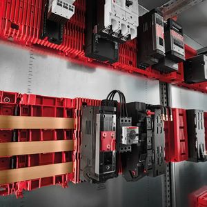60 mm Sammelschienensystem in einer neuen innovativen, berührungsgeschützten und modularen Bauweise. RiLineX ist die erste offene und modulare Systemplattform für 60 mm Sammelschienensysteme weltweit. Unsere Kunden können aus dem Modulbaukasten ein individuell konfiguriertes System aufbauen. Trotzdem garantiert Rittal die wichtigsten elektrischen und mechanischen Systemeigenschaften und garantiert gleichzeitig höchste Fehlertoleranz.(Bild:  Rittal)
