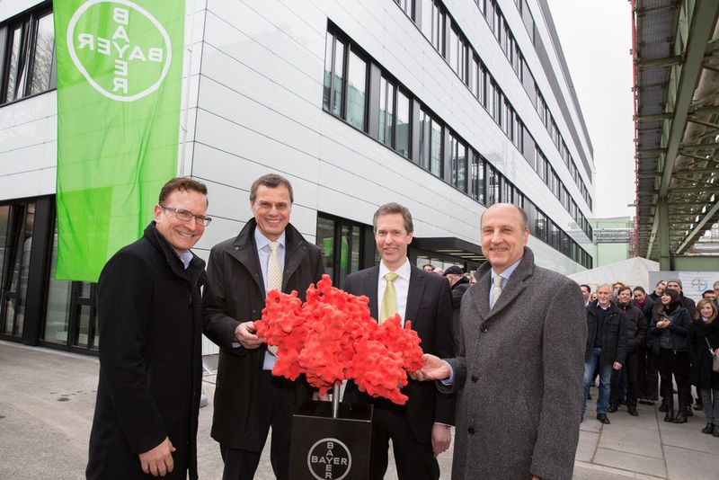 Einweihung Qualitätsgebäude zur Faktor VIII-Produktion in Elberfeld am 23.03.2016 (v.l.n.r. Rex Eicher, Technischer Programm-Manager, Dr. Klaus Jelich, Standortleiter Bayer Wuppertal, Daniel Stephan, Projekt-Manager, Dr. Frank-Andreas Gunkel, Leiter der Quality-Unit in Wuppertal) (Bild: Bayer)