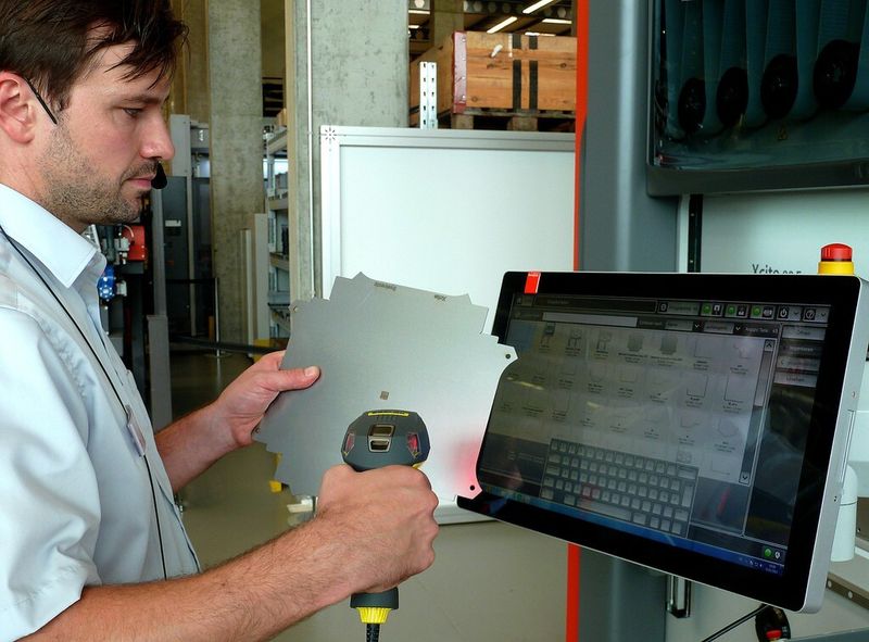 Die Abkantpresse Xcite 80 E ist eine elektrische Maschine, die preislich als Einstiegsmaschine gilt. Die Daten für ein Blechteil werden über QR-Code in die Maschine eingelesen. (Bild: Kuhn)