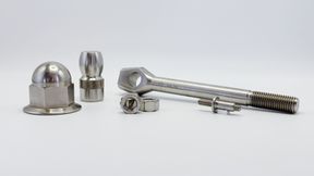 In safety- and performance-critical designs, when using fasteners made of stainless steel, geometry, the manufacturing process, and operational loads—in addition to the material and corrosion resistance—play a crucial role in ensuring the safe design of the bolted joint. (Source: Güldner Screws)