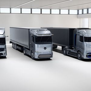 Die kommenden elektrifizierten Nutzfahrzeuge von Daimler Trucks (v.l.): der „eActros“, der „eActros Long Haul“ und der Brennstoffzellen-Truck „GenH2“.(Bild:  Daimler Truck)