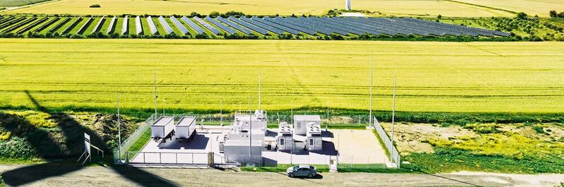 Wasserstoff kann es nicht? Projekte wie diese H-Tec-Elektrolyseure (hier in Bosbüll, Nordfriesland) zeigen, wie es geht.(Bild:  H-TEC Systems)