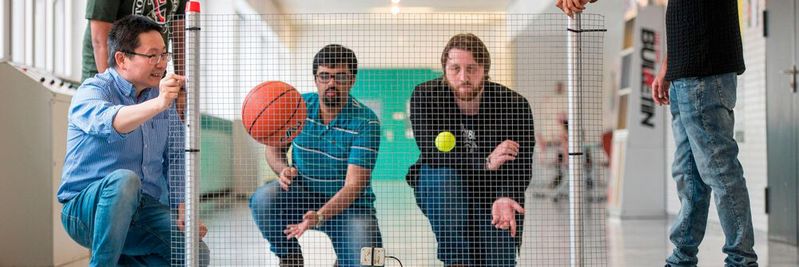 In Versuchsreihen simulierte das Team an Zäunen etliche Arten von Störungen, wie hier mit Bällen. (Bild:  Oliver Dietze)