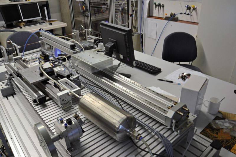 An ihrem Prüfstand entwickeln die Forscher am Institut für Systemdynamik (Isys) der Universität Stuttgart mithilfe unterschiedlicher pneumatischer Antriebe energieeffiziente Betriebsmodi. (Bild: Universität Stuttgart, ISYS)