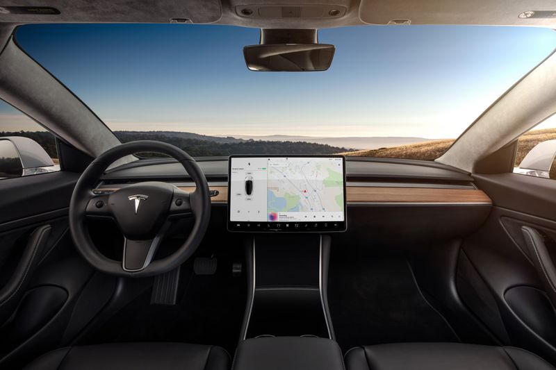 ... präsentiert sich bis auf das dominante Display ... (Foto: Tesla)