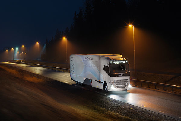 Der Volvo Concept Truck kann bis zu zehn Kilometer weit vollelektrisch fahren, wobei er emissionsfrei und beinahe geräuschlos unterwegs ist. (Volvo Truck Corporation)
