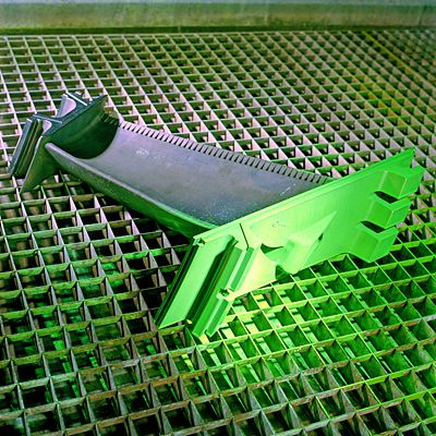 Bei der zerstörungsfreien Prüfung wird auf die Turbinenleitschaufeln eine fluoreszierende Substanz aufgetragen, die unter UV-Licht oberflächliche Schäden wie Risse sichtbar macht. (Archiv: Vogel Business Media)