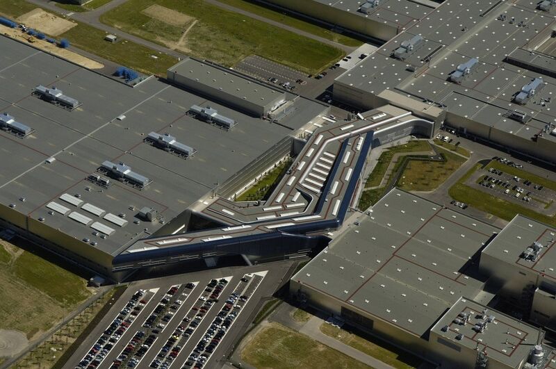 Das BMW-Werk Leipzig befindet sich auf einem 208 ha großen Betriebsgelände und ist sternförmig strukturiert. Alle Arbeits- und Kommunikationsprozesse sind eng miteinander verzahnt und hochflexibel. (Archiv: Vogel Business Media)