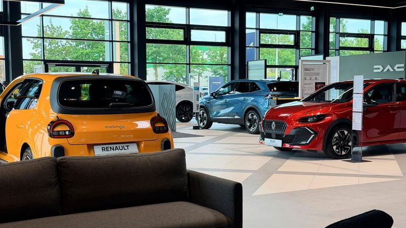 Obgleich der Fokus beim neuen Retail-Konzept auf den Fahrzeugen liegt, finden sich auch verschiedene Lounge-Bereiche. (Bild: Autohaus Sirch)