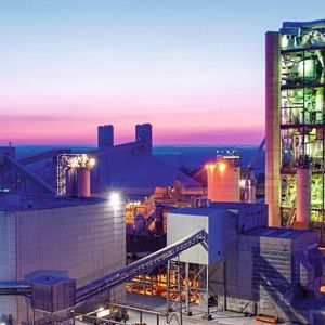 Beim Oxyfuel-Verfahren im Zementofen entsteht hochreines CO2, das abgeschieden und anschließend zu Methanol verarbeitet oder als Grundstoff für die chemische Industrie aufbereitet wird.(Bild:  Holcim)