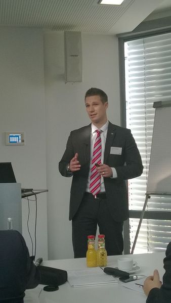 Sven Glöckler,Produktmarketing Safety Low Voltage Products bei ABB, stellt das neue Produkt am ABB-Standort Laudenburg vor. (ABB)