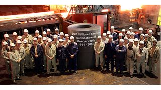 Geschafft: 200 Mio. t Stahl hat das Warmwalzwerk Beeckerwerth seit der Inbetriebnahme produziert – die Mitarbeiter können stolz sein. (Bild: Thyssen-Krupp)