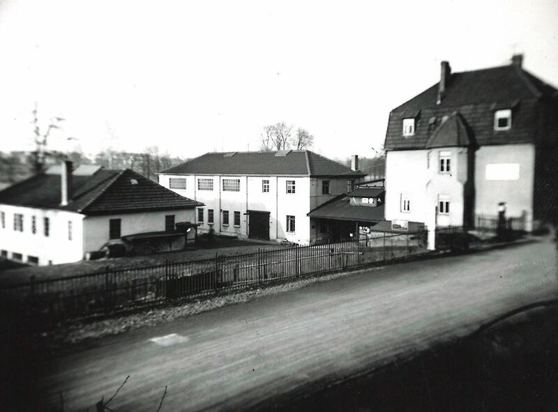 Nach dem zweiten Weltkrieg brach nahezu der gesamte Kundenstamm weg, der überwiegend in Thüringen und Sachsen – und damit ab diesem Zeitpunkt hinter der Grenze – saß. (Kaeser Kompressoren)