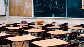 Das neue Datenschutz-recht zwingt auch Schulen dazu, personenbezogene Daten organisatorisch wie technisch vor unerlaubtem Zugriff zu sichern. (gemeinfrei © Wokandapix - Pixabay)