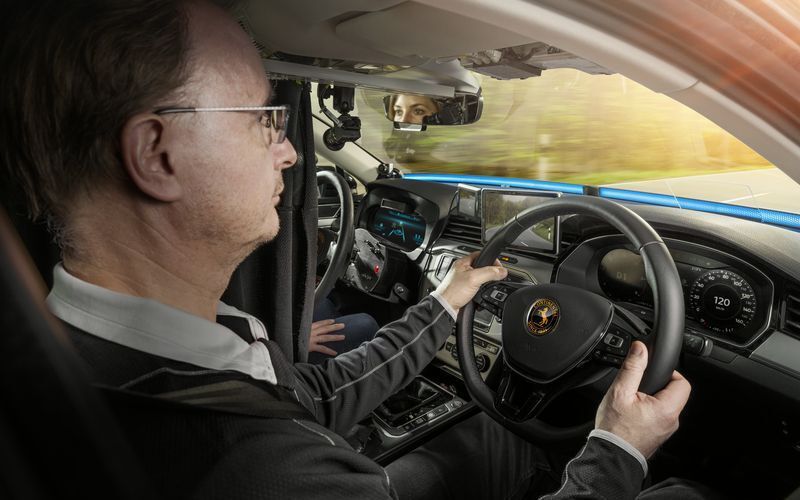 Der Autopilot wird in der Erprobungsphase von einem speziell geschulten Rechtslenker simuliert. (Continental)