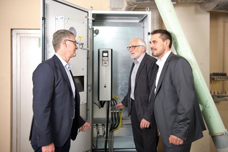 Viktor Borner, Peter Hofer und Patrik Herburger-Rauter vor dem Frequenzumrichter ACS880 von ABB. (Bild: ABB)
