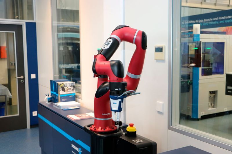 Im Praxisteil der Veranstaltung wurde MRK für die Teilnehmer erlebbar. Schunk zeigte Cobot-Applikationen live in Aktion. (Sonnenberg)