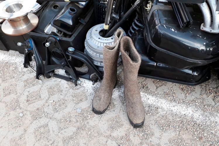 Stimmt, Lada kommt aus Rußland! Beim freundlichen Teileanbieter gibt es das zum Ursprungsland passende Schuhwerk gleich dazu. (Dominsky)