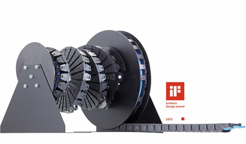 Mit der E-Spool lassen sich die Kette und die darin liegenden Kabel aufrollen. So kann die Spule platzsparend verwendet werden. (Bild: Igus)